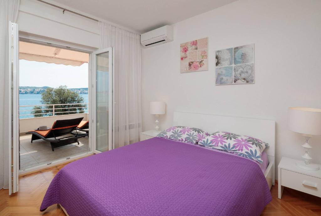 Postel nebo postele na pokoji v ubytování Gem of the sea luxury beach apartment with brand new heating infinity pool