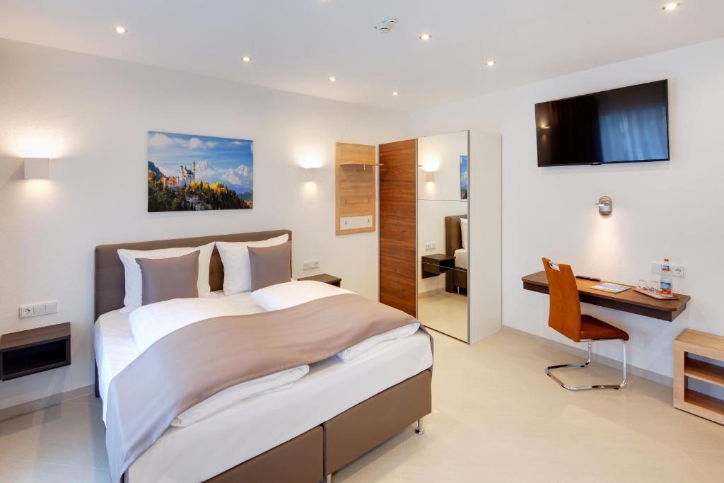 Postel nebo postele na pokoji v ubytování Hotel Füssen