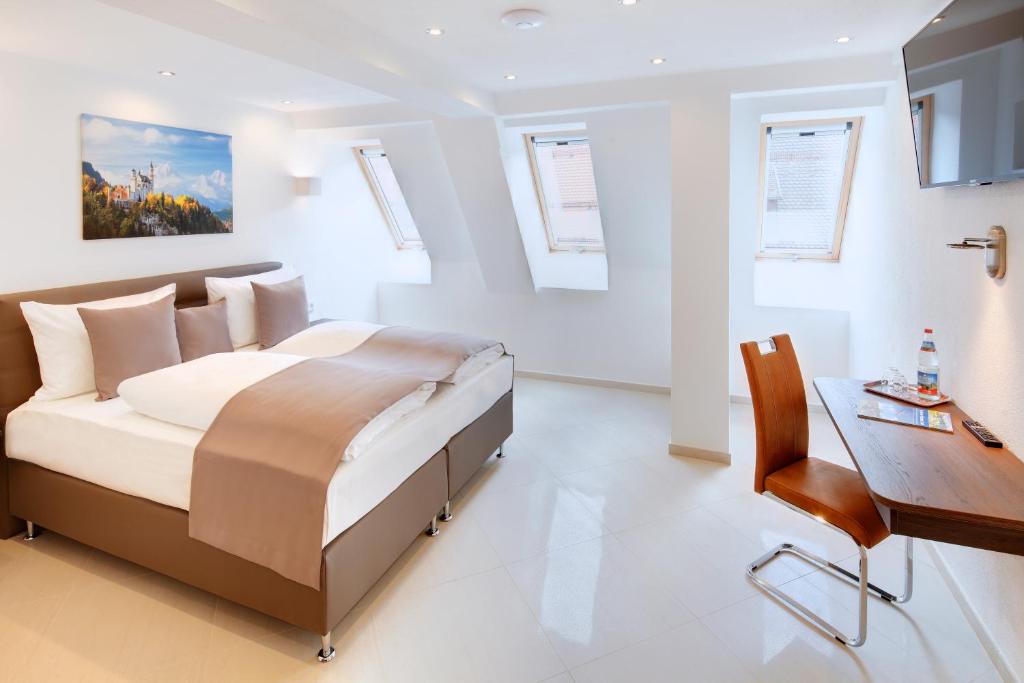 Postel nebo postele na pokoji v ubytování Hotel Füssen