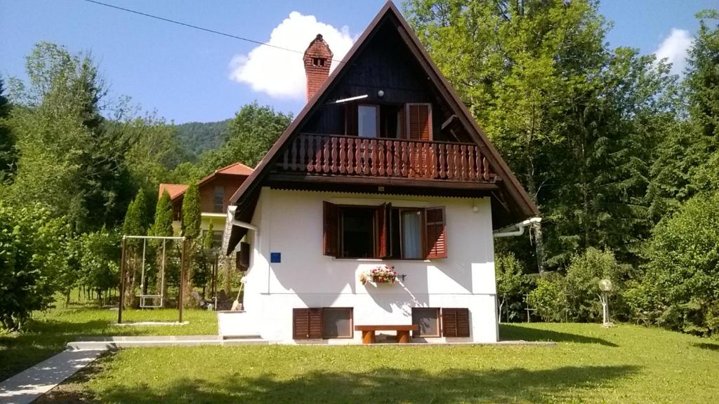 Cette petite maison dispose d'une terrasse couverte et d'un balcon. dans l'établissement Kuća za odmor Rubeša, à Turke
