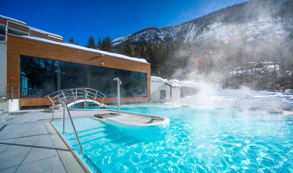 Bazén v ubytování Le Bristol Leukerbad nebo v jeho okolí