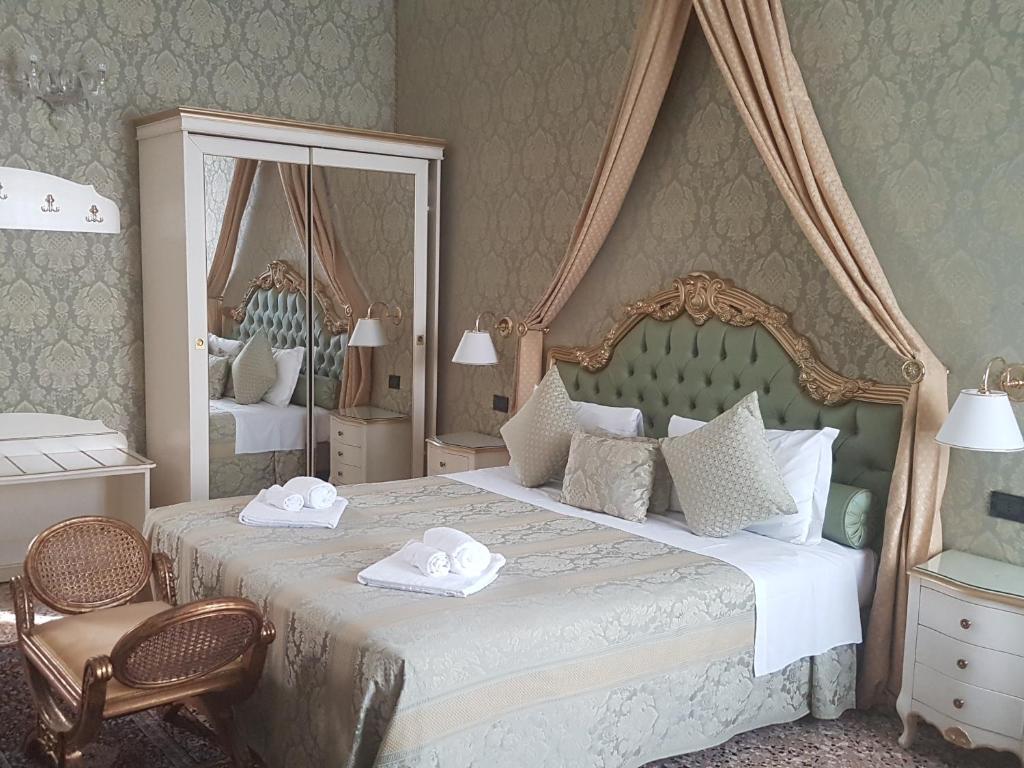 Friendly Venice Suites - 16