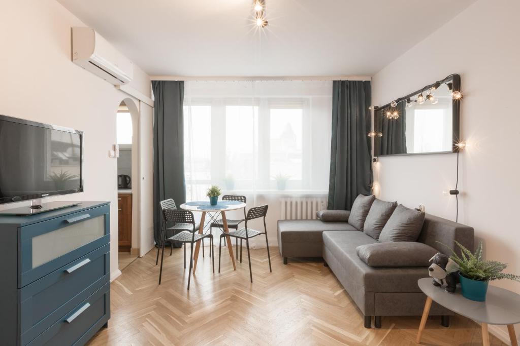 ein Wohnzimmer mit einem Sofa und einem Tisch in der Unterkunft Animal House - StayinWroclaw in Breslau