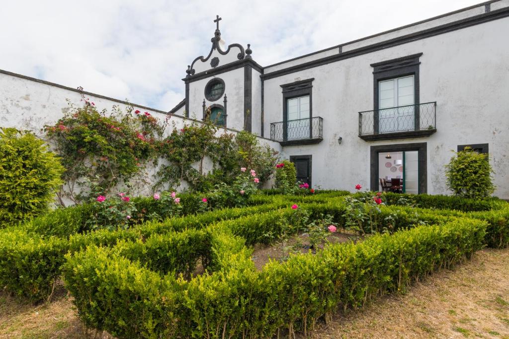 a building with a garden in front of it at Casa do Loreto in Ponta Delgada