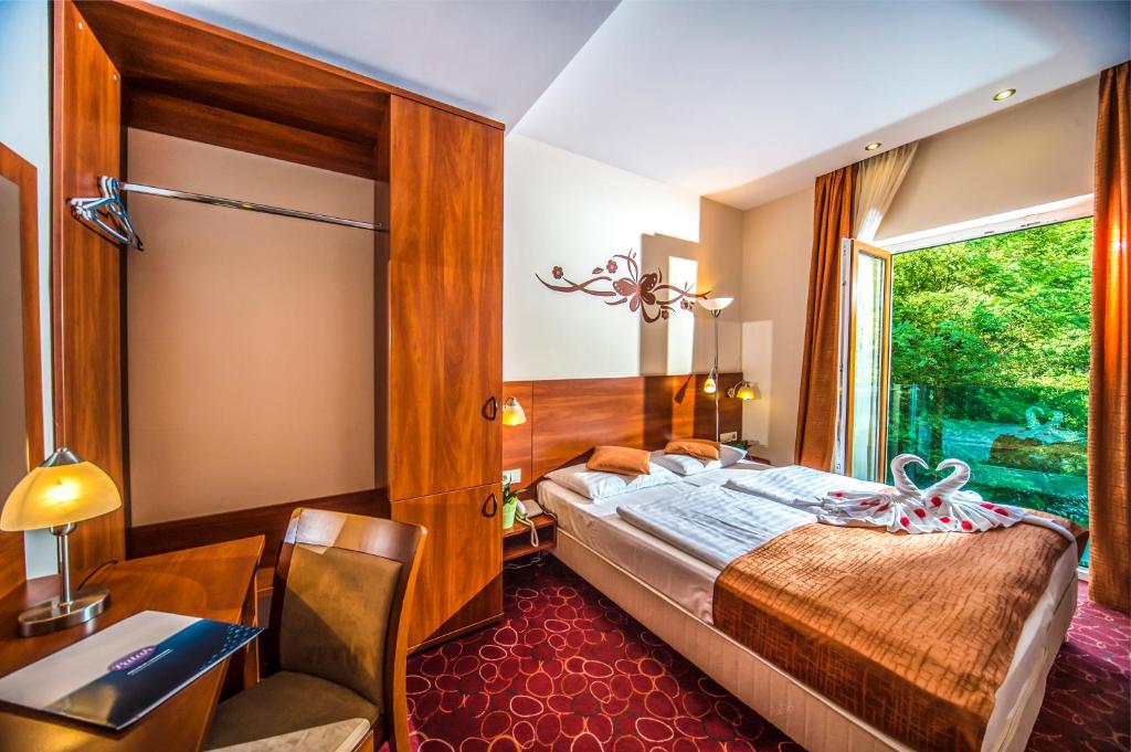 Posteľ alebo postele v izbe v ubytovaní Patak Park Hotel Visegrád