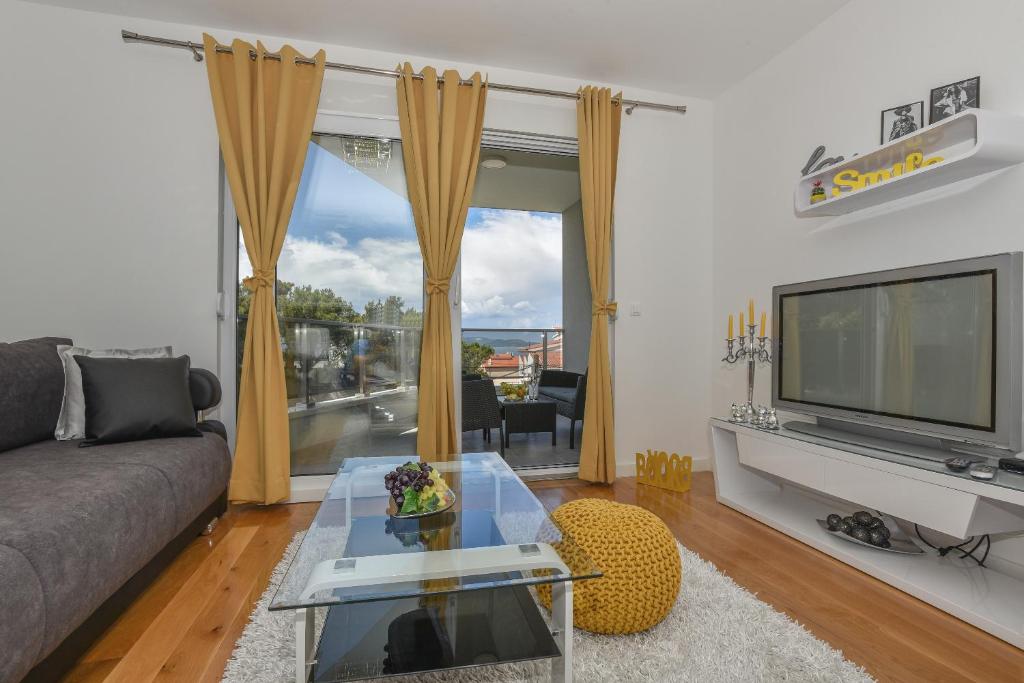 un soggiorno con un divano e una TV di Apartment Đaninovica I a Makarska