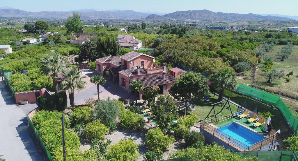 una vista aerea di una casa con piscina e parco giochi di Cubo's Villa Family ad Alhaurín el Grande