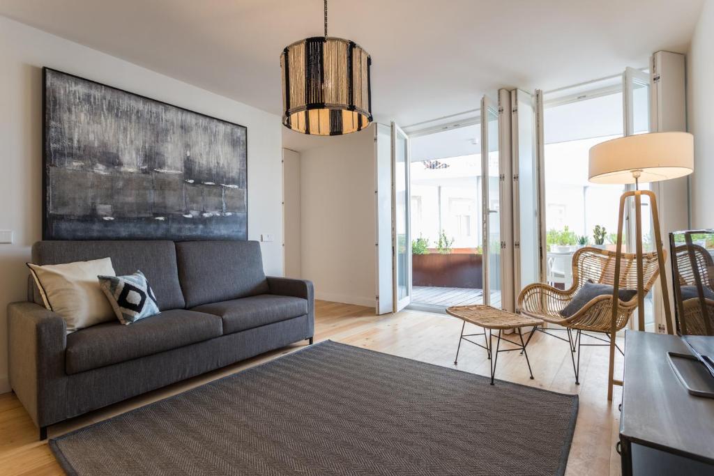 ein Wohnzimmer mit einem Sofa und einem Tisch in der Unterkunft FLH Martim Moniz Luxus Flat in Lissabon