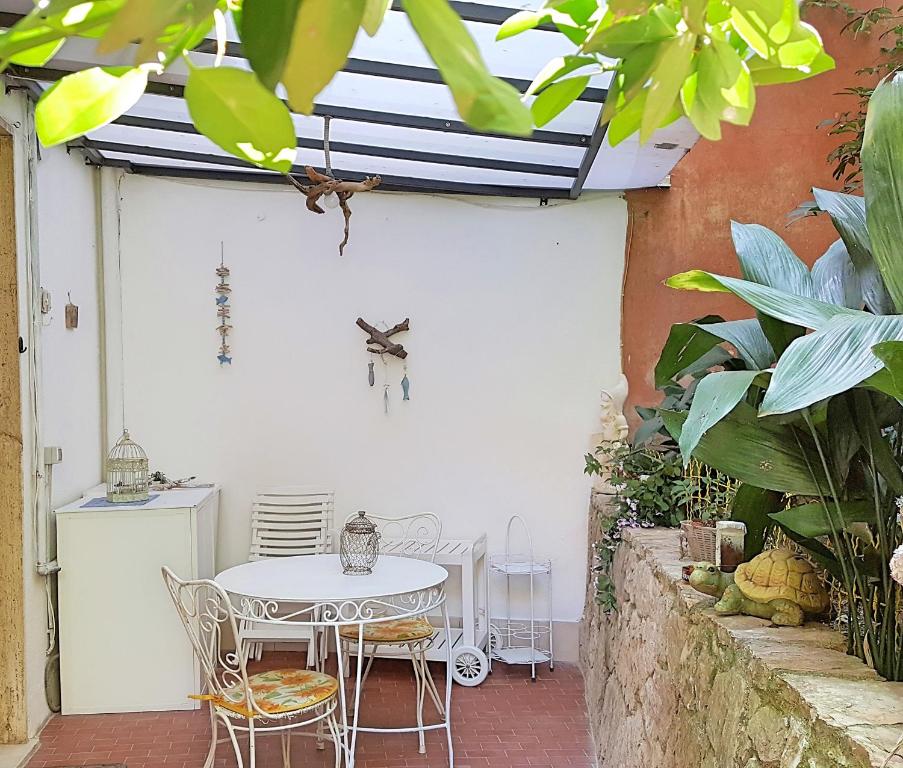 モンテロッソ・アル・マーレにあるTerrace Apartment Monterossoの白いテーブルと椅子、植物のあるパティオ