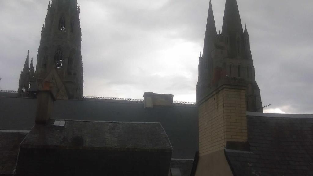 - une vue sur deux tours d'un immeuble avec une cathédrale dans l'établissement Studio Dumas, à Bayeux