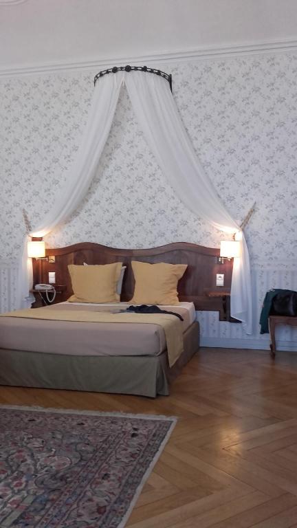 Postel nebo postele na pokoji v ubytování Cit'Hotel Sphinx - Hotel