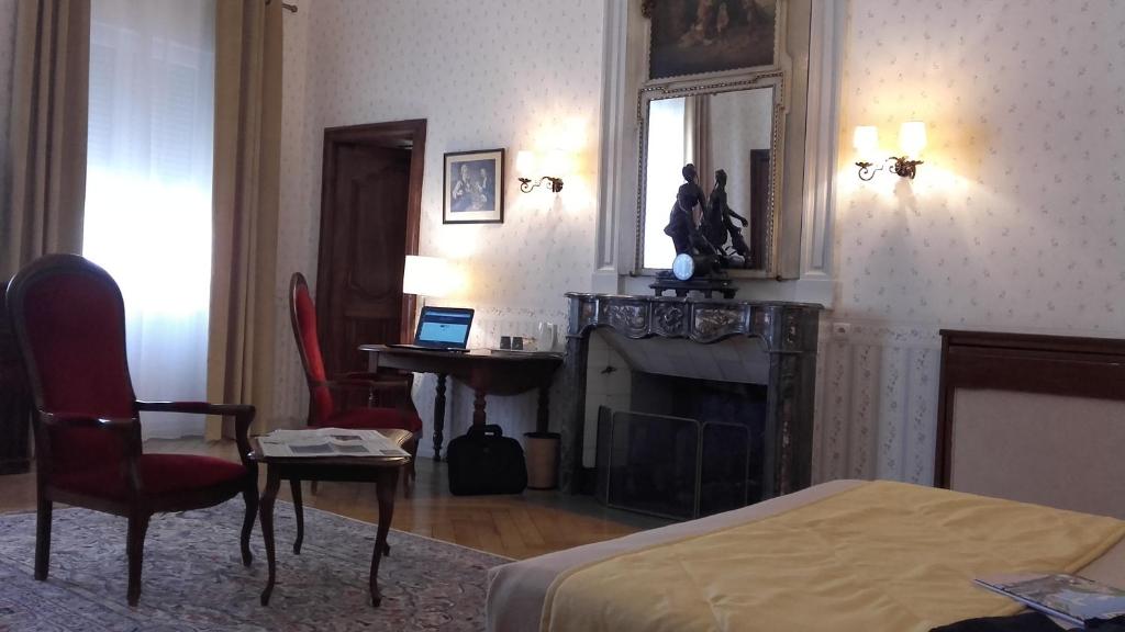 Postel nebo postele na pokoji v ubytování Cit'Hotel Sphinx - Hotel