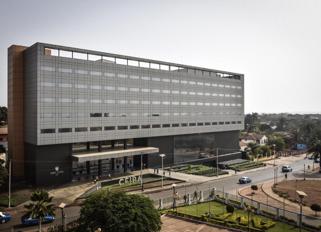 un immeuble de bureaux avec une rue en face dans l'établissement Ceiba Hotel Bissau, à Bissau