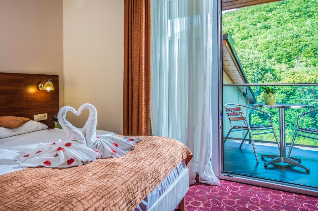Posteľ alebo postele v izbe v ubytovaní Patak Park Hotel Visegrád