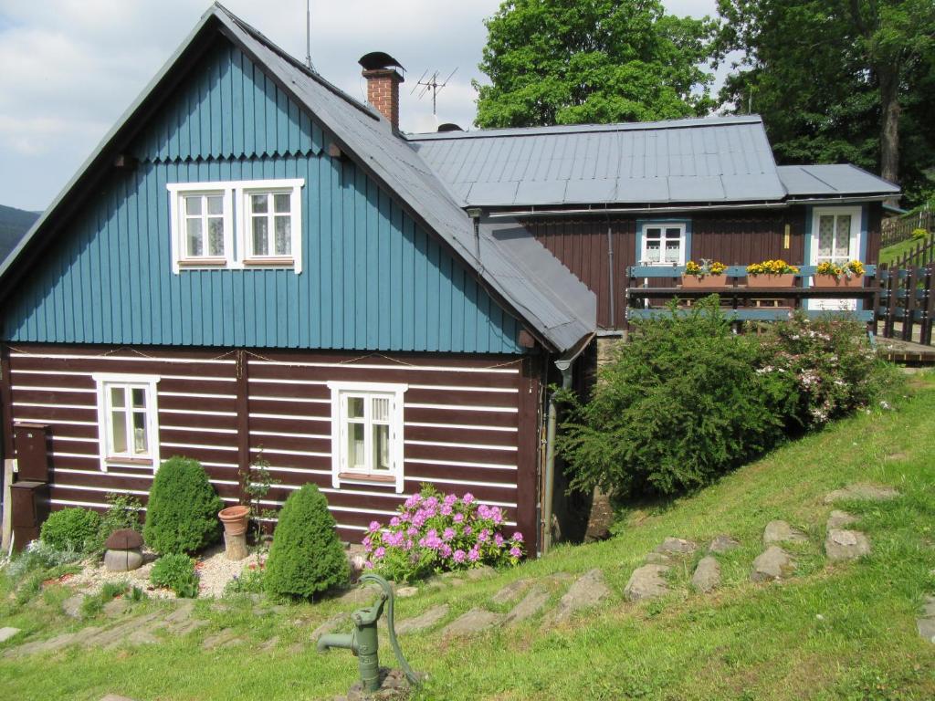 una pequeña casa de madera con techo azul en Horska chalupa u Kulisu, en Velká Úpa