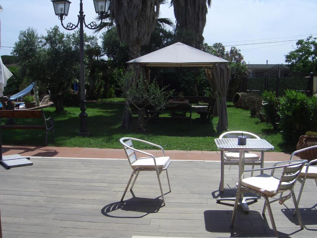 A garden outside L'oasi di Ambra