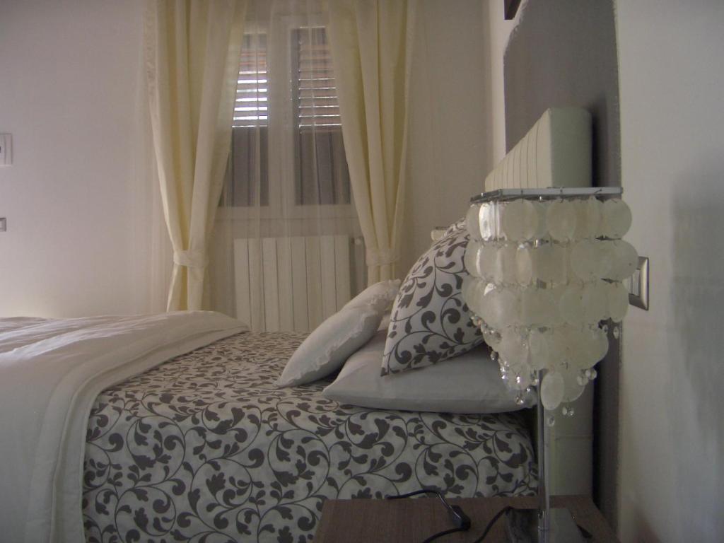 A bed or beds in a room at L'oasi di Ambra