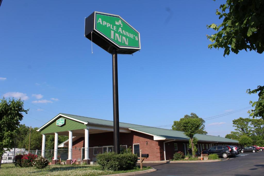 a street sign in front of a building at Apple Annie's Inn in Nashville