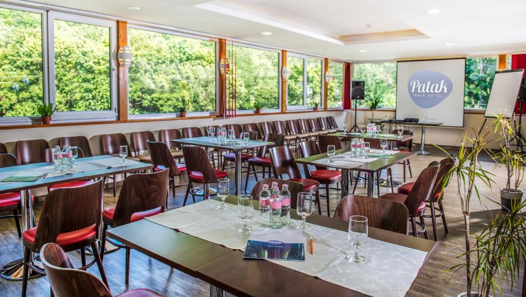 Reštaurácia alebo iné gastronomické zariadenie v ubytovaní Patak Park Hotel Visegrád