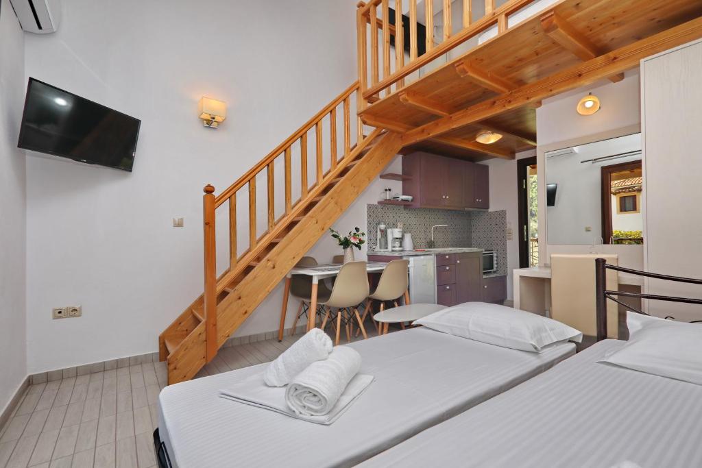 Ένα ή περισσότερα κρεβάτια σε δωμάτιο στο Smaragda Studios Skopelos