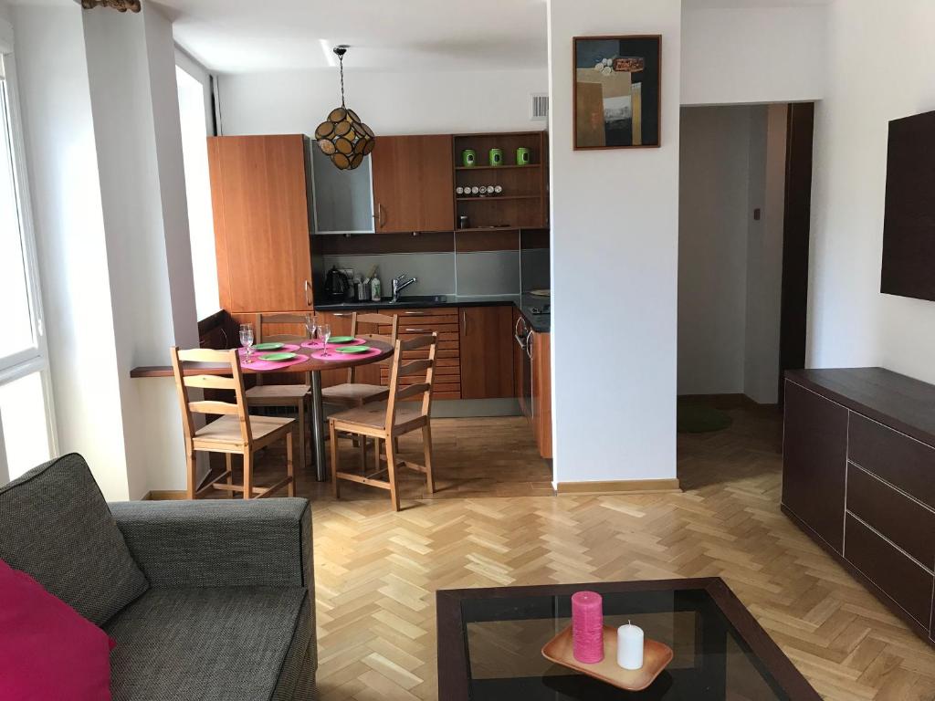 Kuchyňa alebo kuchynka v ubytovaní Nina na Bielańskiej