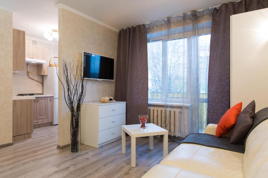 モスクワにあるLux Apartments - Krasnoselskayaのリビングルーム(白いソファ、テレビ付)