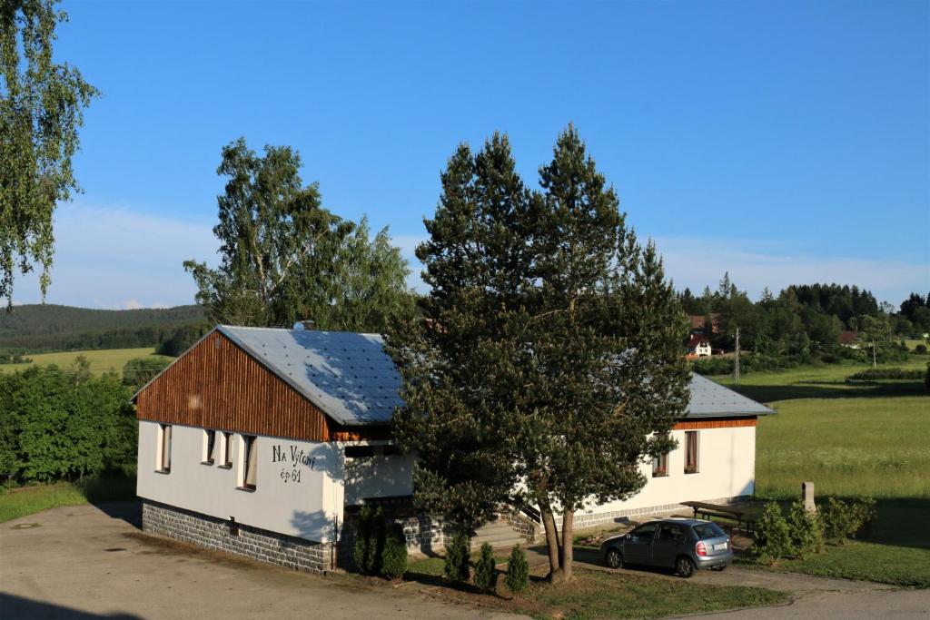 eine Scheune mit einem Auto neben einem Baum in der Unterkunft Apartmány Na Výtoni in Přední Výtoň