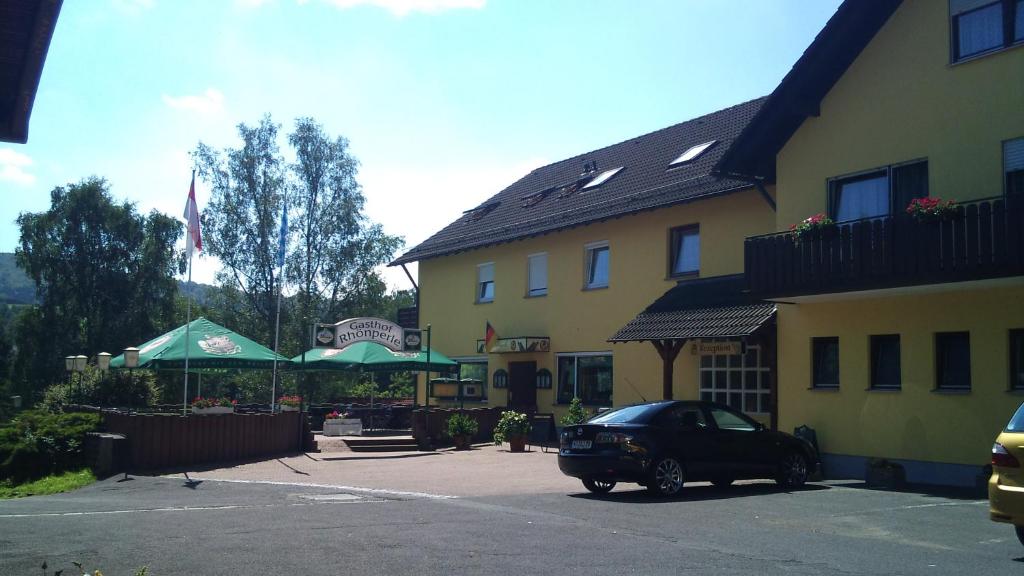 um carro preto estacionado em frente a um edifício em Gasthof Rhönperle em Kothen