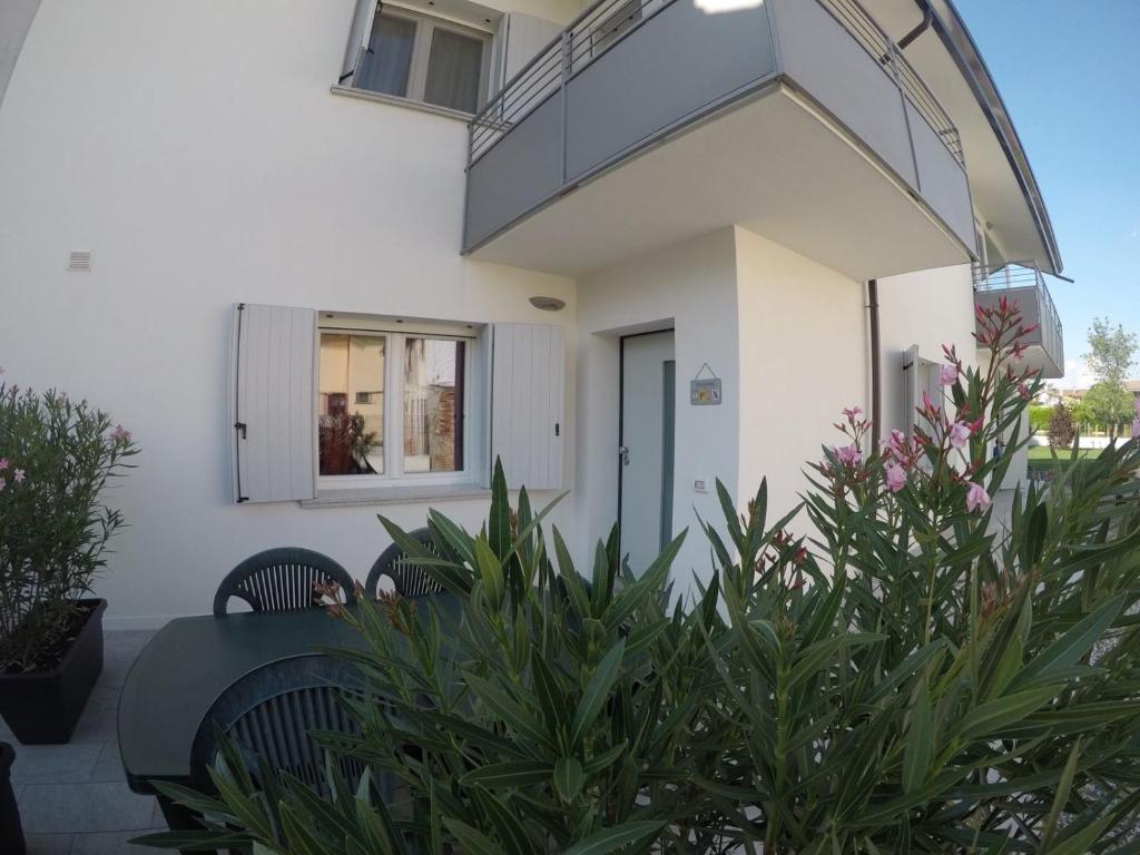 uma casa com duas cadeiras e uma mesa em frente em B&B Borgo Antico em Treviso