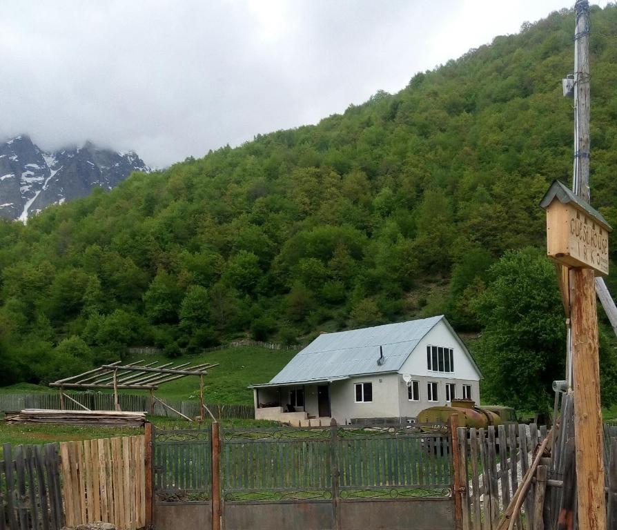 Nespecifikovaný výhled na hory nebo výhled na hory při pohledu z penzionu