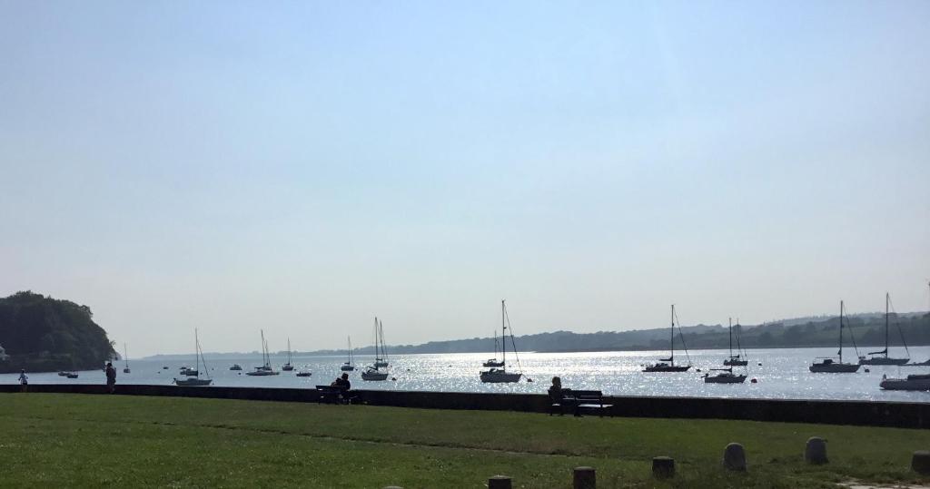 een uitzicht op een haven met boten in het water bij Uwch Menai in Y Felinheli