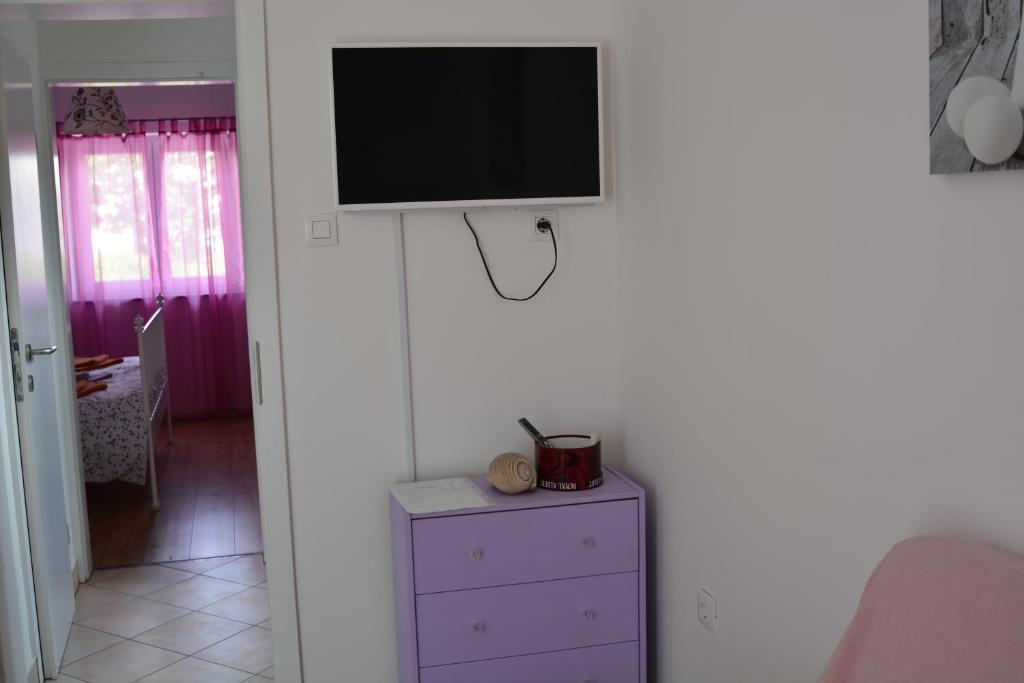 Telewizja i/lub zestaw kina domowego w obiekcie Apartments Relax Punat