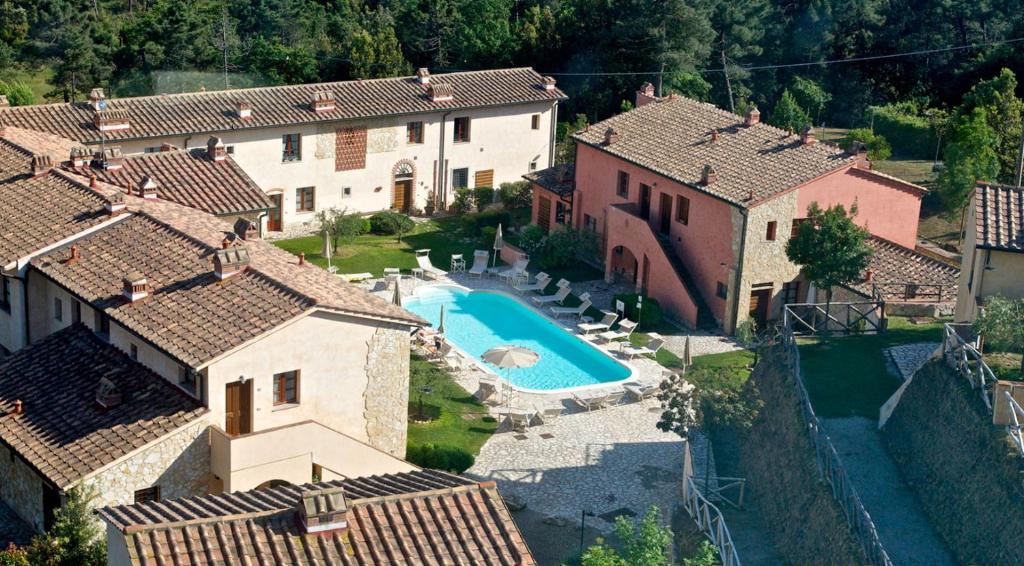 vista aerea di una casa con piscina di Casa Mire, San Gimignano a Gambassi