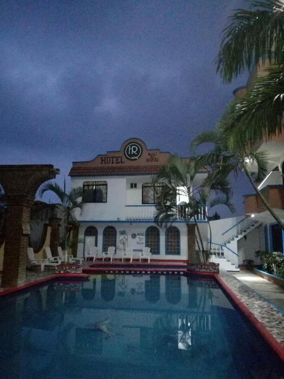 Bazén v ubytování Hotel Real del Quijote a sólo 50 metros de la playa nebo v jeho okolí