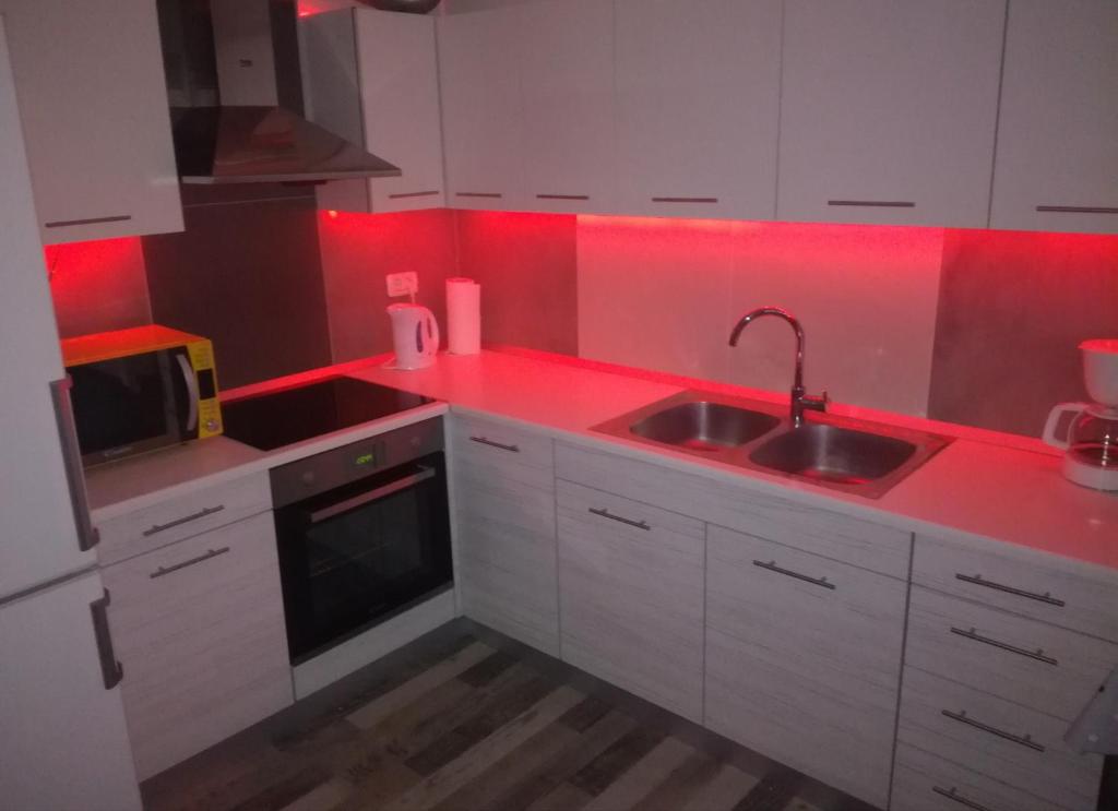 Kuchyňa alebo kuchynka v ubytovaní Apartment M&M with private Pool