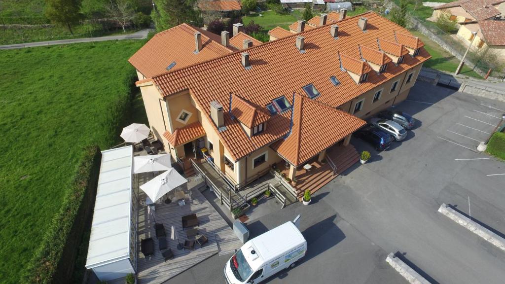 una vista aérea de una casa grande con una furgoneta aparcada delante en Hotel Rincón de Antón, en Abanillas