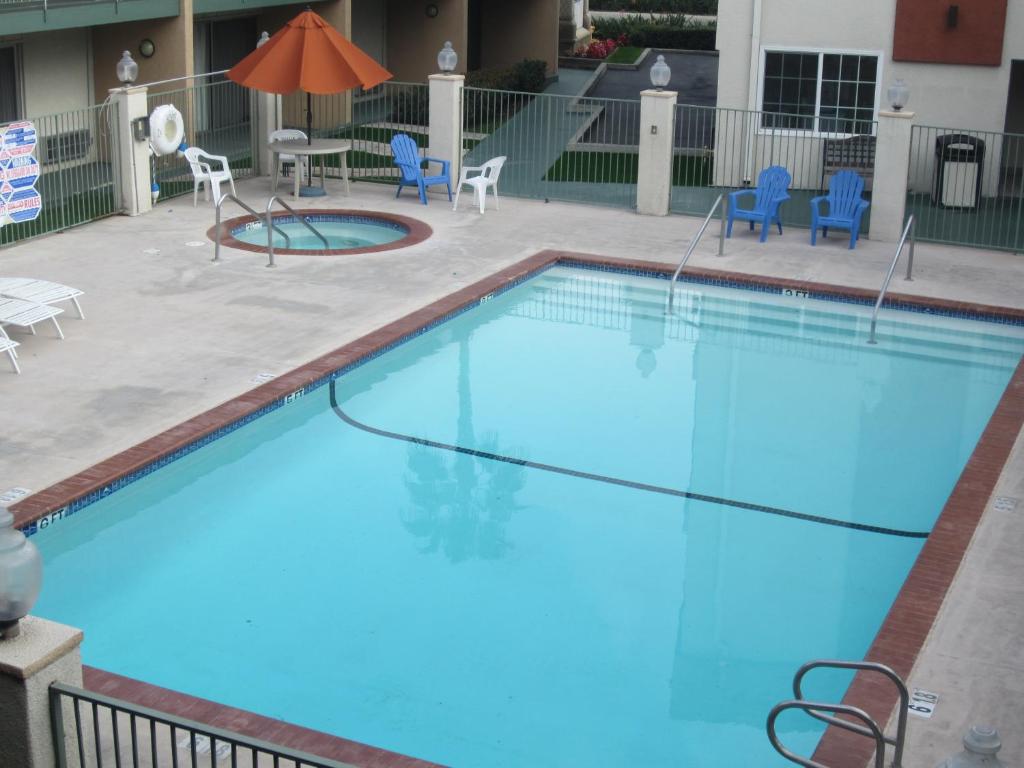 Travelodge Inn & Suites by Wyndham Anaheim on Disneyland Dr photo