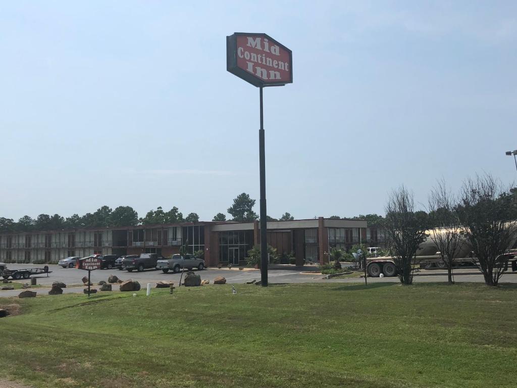 a street sign in front of a parking lot at Mid Continent Inn in Greenwood