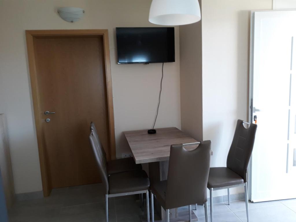 Televízia a/alebo spoločenská miestnosť v ubytovaní Apartments Juliet
