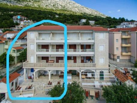 een uitzicht op een groot gebouw met een blauwe cirkel bij Apartment Ante in Omiš
