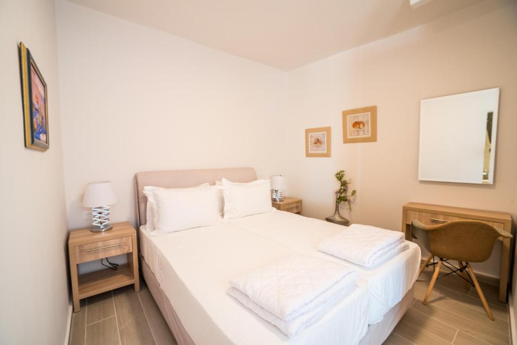 Postel nebo postele na pokoji v ubytování Kratiras View Luxury Suites
