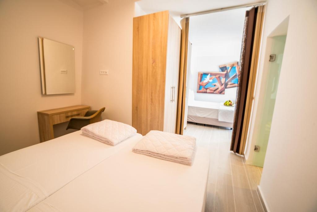 Postel nebo postele na pokoji v ubytování Kratiras View Luxury Suites