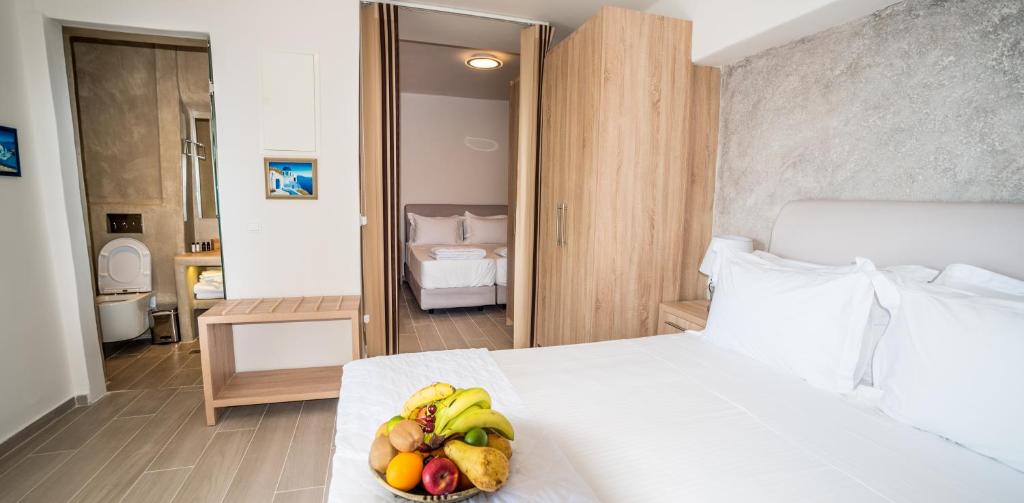 Postel nebo postele na pokoji v ubytování Kratiras View Luxury Suites