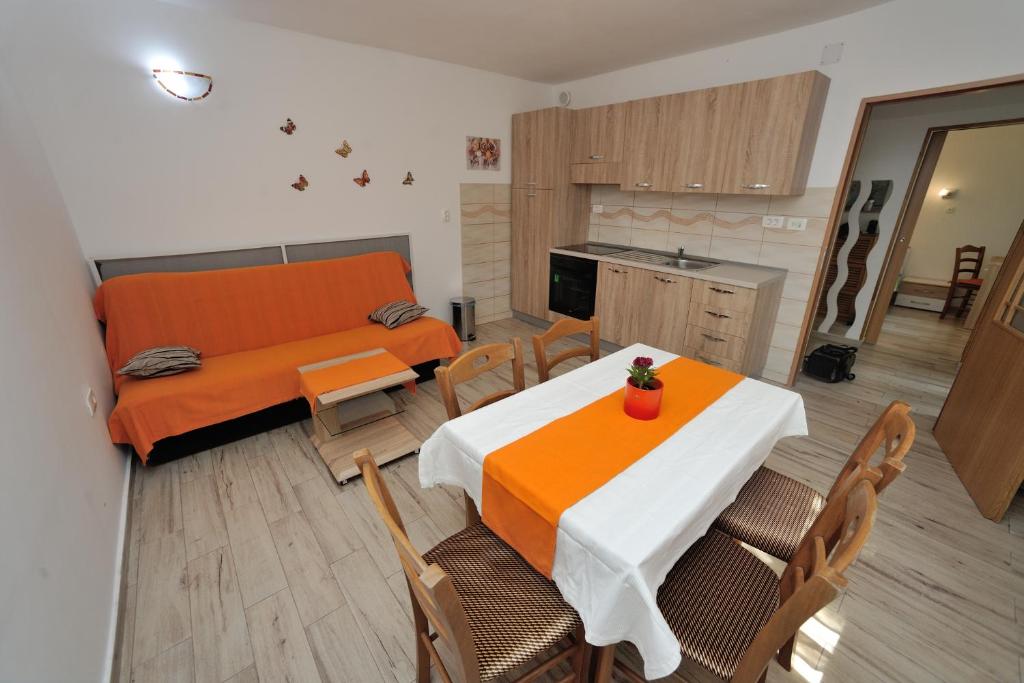 - une cuisine et une salle à manger avec une table et un canapé dans l'établissement Apartman Svilno, à Rijeka