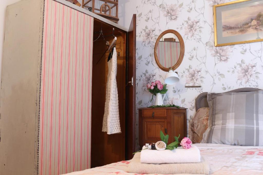 una camera da letto con un letto con specchio e un comò di La Melosa Cottage a Cudillero