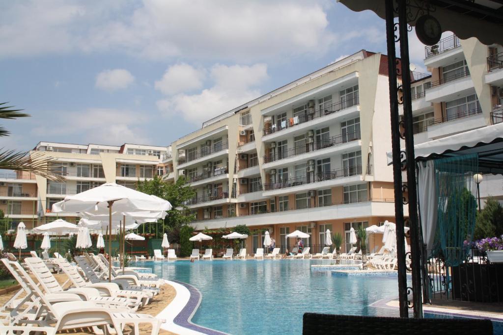 Bazén v ubytování Grand Kamelia Apartment nebo v jeho okolí