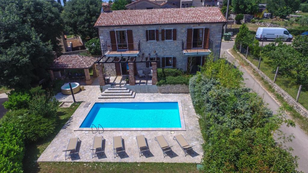 eine Luftansicht eines Hauses mit Pool in der Unterkunft Villa Marinac in Poreč