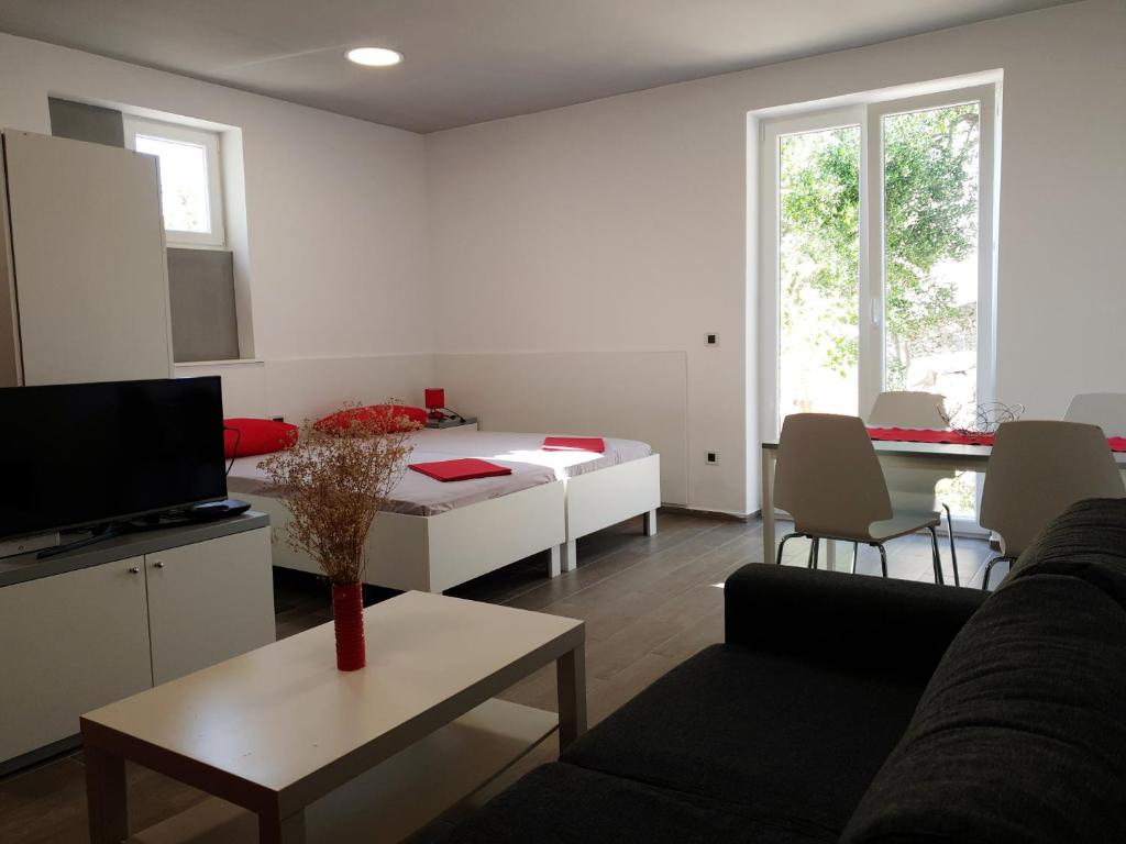 salon z kanapą i stołem w obiekcie Apartment Maric w Hvarze