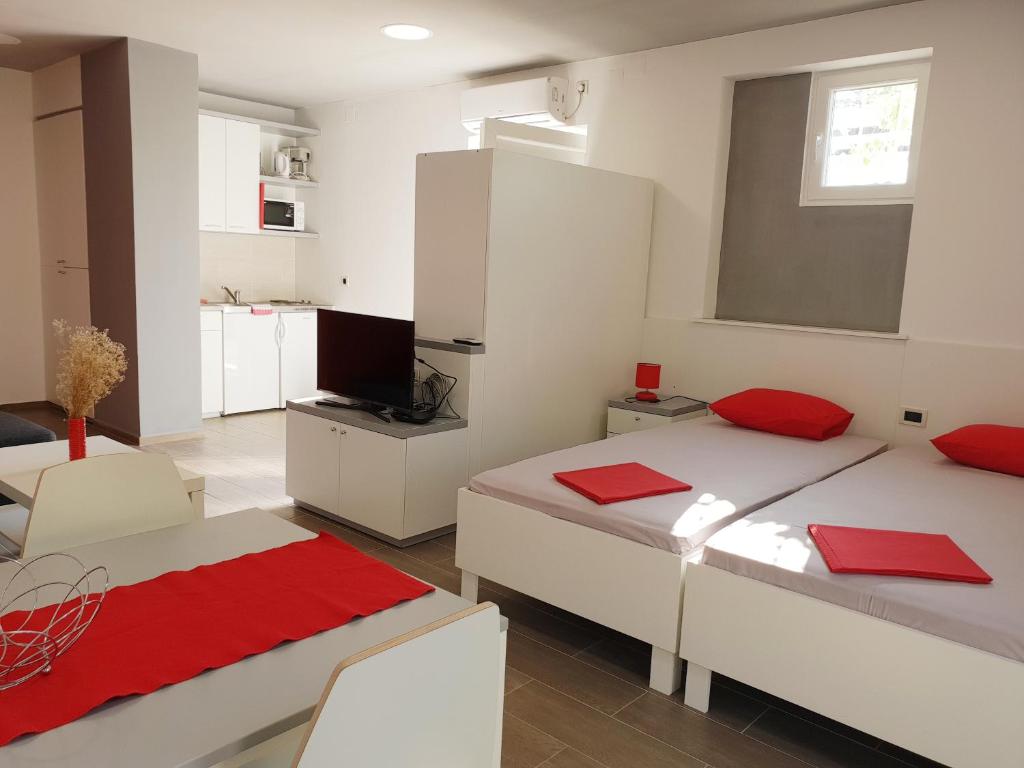 sypialnia z 2 łóżkami i salon w obiekcie Apartment Maric w Hvarze