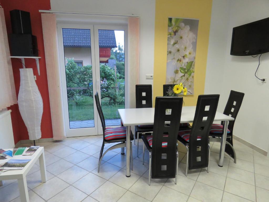 comedor con mesa blanca y sillas en Apartma Peter1a, en Begunje na Gorenjskem
